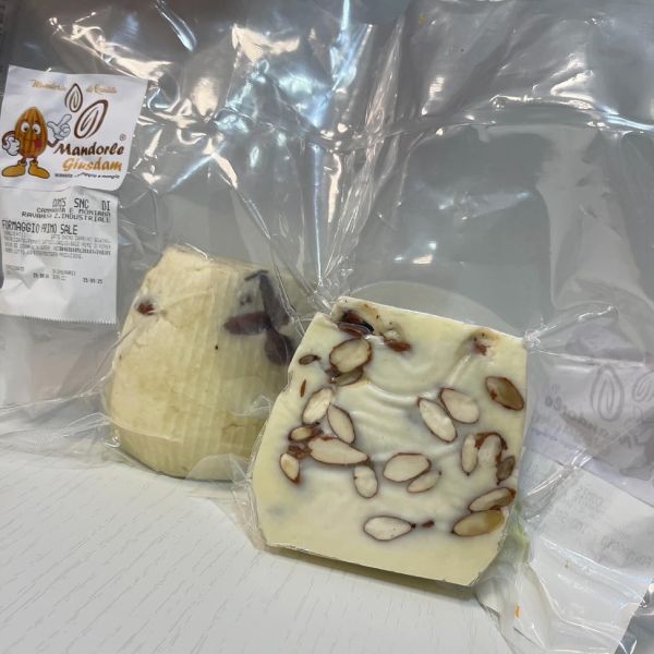 Formaggio alle mandorle